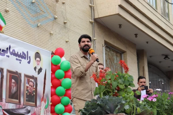 حضور دانشجویان و مسئولین مرکز در راهپیمایی ۱۳ آبان 8