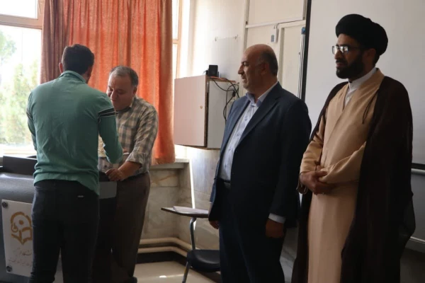 برگزاری مراسم گرامی داشت روز معلم و استاد در کلاس های دانشجویان مرکز شهید آیت نجف آباد 3