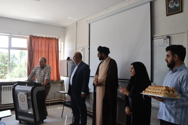 برگزاری مراسم گرامی داشت روز معلم و استاد در کلاس های دانشجویان مرکز شهید آیت نجف آباد 4