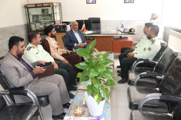 حضور فرماندهی محترم نیروی انتظامی شهر امیرآباد جناب سرگرد صالحی به همراه جمعی از کارکنان در مرکز شهید آیت نجف آباد به مناسبت گرامیداشت هفته معلم 2