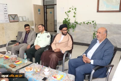 حضور فرماندهی محترم نیروی انتظامی شهر امیرآباد جناب سرگرد صالحی به همراه جمعی از کارکنان در مرکز شهید آیت نجف آباد به مناسبت گرامیداشت هفته معلم