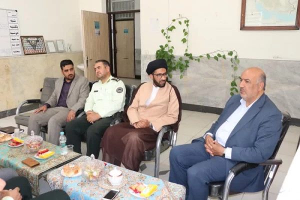 حضور فرماندهی محترم نیروی انتظامی شهر امیرآباد جناب سرگرد صالحی به همراه جمعی از کارکنان در مرکز شهید آیت نجف آباد به مناسبت گرامیداشت هفته معلم 2
