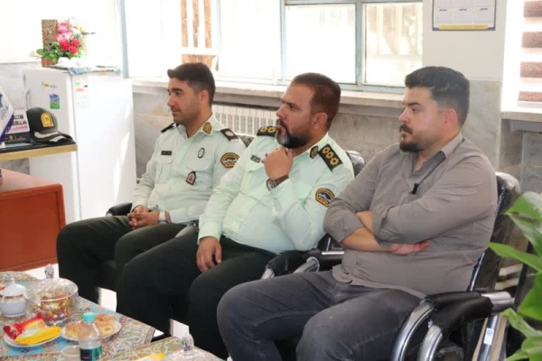 حضور فرماندهی محترم نیروی انتظامی شهر امیرآباد جناب سرگرد صالحی به همراه جمعی از کارکنان در مرکز شهید آیت نجف آباد به مناسبت گرامیداشت هفته معلم 2