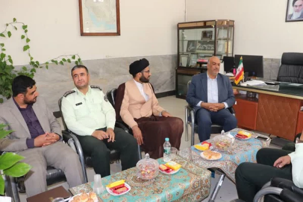 حضور فرماندهی محترم نیروی انتظامی شهر امیرآباد جناب سرگرد صالحی به همراه جمعی از کارکنان در مرکز شهید آیت نجف آباد به مناسبت گرامیداشت هفته معلم 2