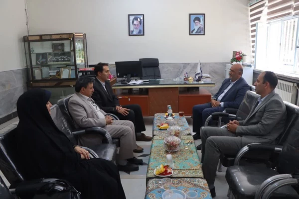 شست صمیمانه جناب آقای عبدالرضا خودسیانی رئیس کمیته امداد امام خمینی(ره) شهرستان نجف آباد و جمعی از کارکنان با ریاست محترم مرکز شهید آیت نجف آباد جناب آقای دکتر مصطفی کلانی 2