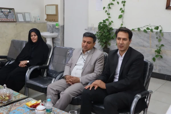 شست صمیمانه جناب آقای عبدالرضا خودسیانی رئیس کمیته امداد امام خمینی(ره) شهرستان نجف آباد و جمعی از کارکنان با ریاست محترم مرکز شهید آیت نجف آباد جناب آقای دکتر مصطفی کلانی 2