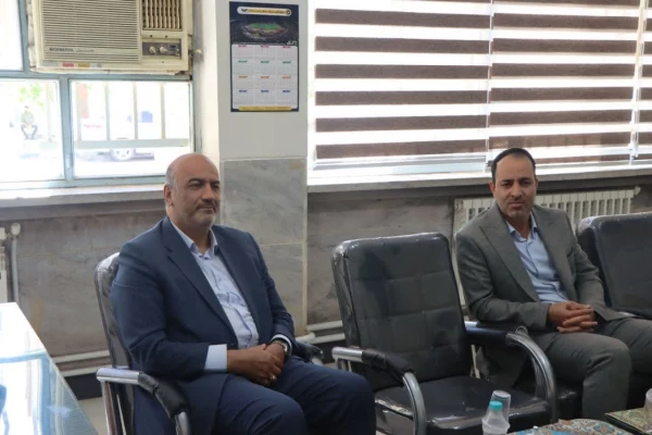 شست صمیمانه جناب آقای عبدالرضا خودسیانی رئیس کمیته امداد امام خمینی(ره) شهرستان نجف آباد و جمعی از کارکنان با ریاست محترم مرکز شهید آیت نجف آباد جناب آقای دکتر مصطفی کلانی 2