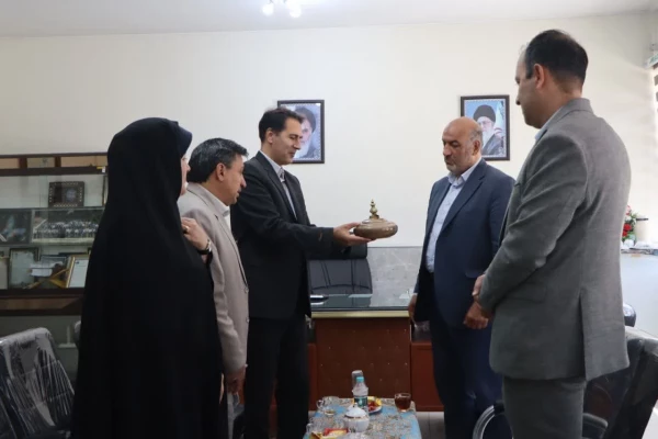 شست صمیمانه جناب آقای عبدالرضا خودسیانی رئیس کمیته امداد امام خمینی(ره) شهرستان نجف آباد و جمعی از کارکنان با ریاست محترم مرکز شهید آیت نجف آباد جناب آقای دکتر مصطفی کلانی 2