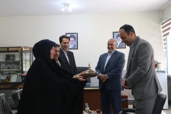 شست صمیمانه جناب آقای عبدالرضا خودسیانی رئیس کمیته امداد امام خمینی(ره) شهرستان نجف آباد و جمعی از کارکنان با ریاست محترم مرکز شهید آیت نجف آباد جناب آقای دکتر مصطفی کلانی 2