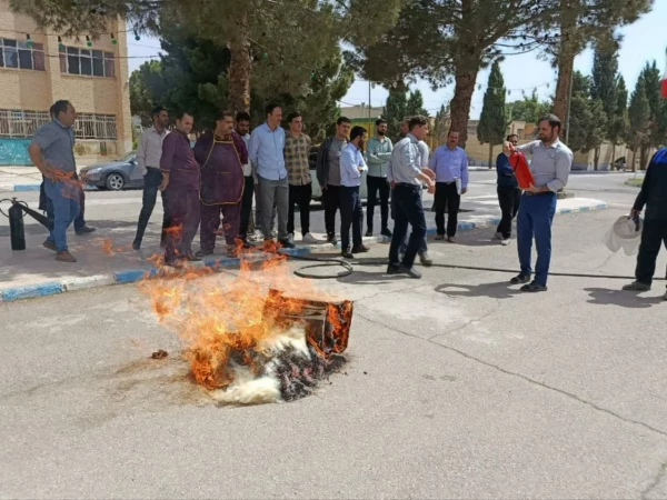 دوره آموزش اطفای حریق ویژه کارمندان و دانشجو معلمان مرکز شهید آیت نجف آباد  5