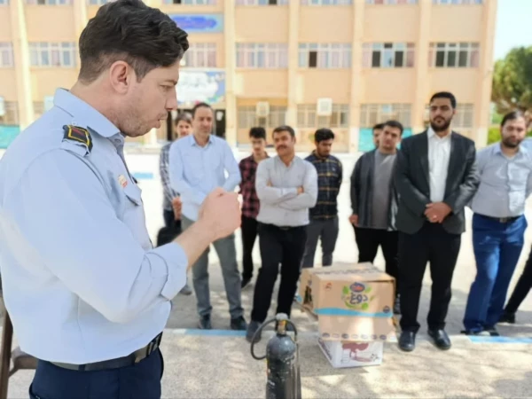 دوره آموزش اطفای حریق ویژه کارمندان و دانشجو معلمان مرکز شهید آیت نجف آباد  6
