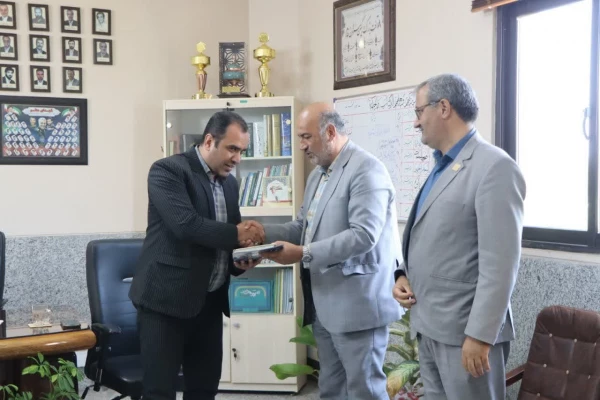 نشست صمیمانه مصطفی کلانی ریاست دانشگاه فرهنگیان مرکز شهید دکتر آیت نجف آباد و جمعی از کارمندان این مرکز در آموزش و پرورش شهرستان نجف آباد 2