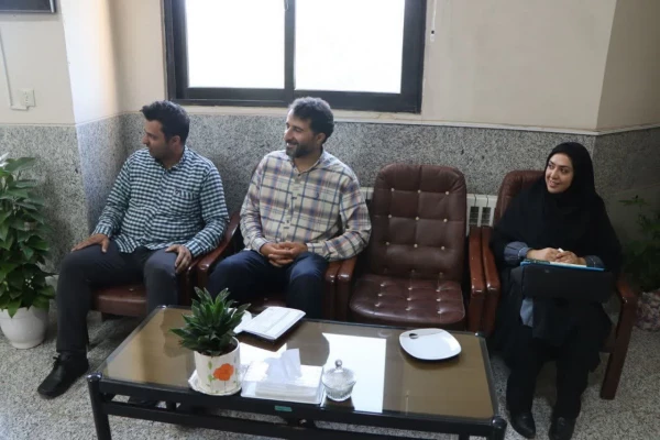 نشست صمیمانه مصطفی کلانی ریاست دانشگاه فرهنگیان مرکز شهید دکتر آیت نجف آباد و جمعی از کارمندان این مرکز در آموزش و پرورش شهرستان نجف آباد 2