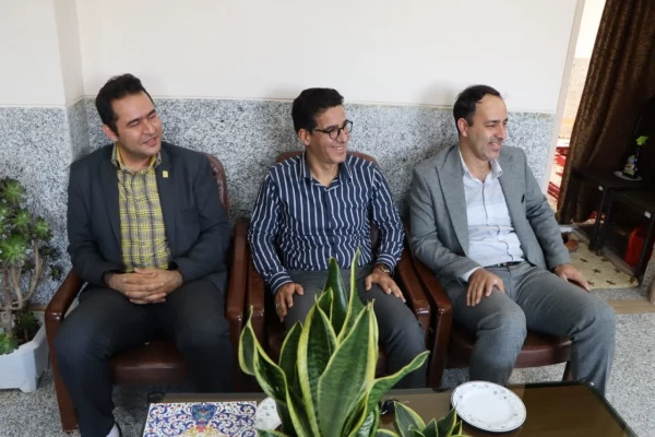 نشست صمیمانه مصطفی کلانی ریاست دانشگاه فرهنگیان مرکز شهید دکتر آیت نجف آباد و جمعی از کارمندان این مرکز در آموزش و پرورش شهرستان نجف آباد 2