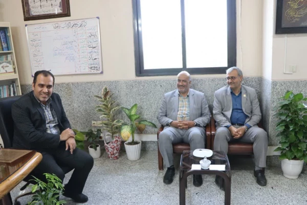 نشست صمیمانه مصطفی کلانی ریاست دانشگاه فرهنگیان مرکز شهید دکتر آیت نجف آباد و جمعی از کارمندان این مرکز در آموزش و پرورش شهرستان نجف آباد 2