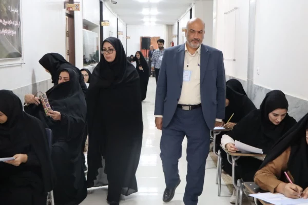 بازدید خانم کافی موسوی مشاور مدیرکل آموزش و پرورش استان اصفهان از فرآیند برگزاری آزمون اصلح مهارت آموزان ماده 28 در مرکز شهید آیت نجف آباد 4
