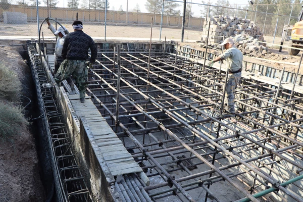 تکمیل بتن ریزی دیواره های استخر فضای سبز مرکز شهید آیت  3