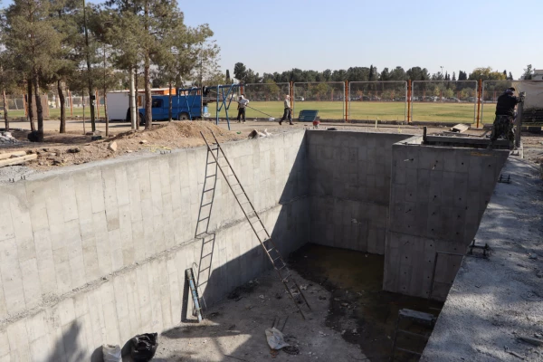 تکمیل بتن ریزی و بازکردن قالب های استخر 2