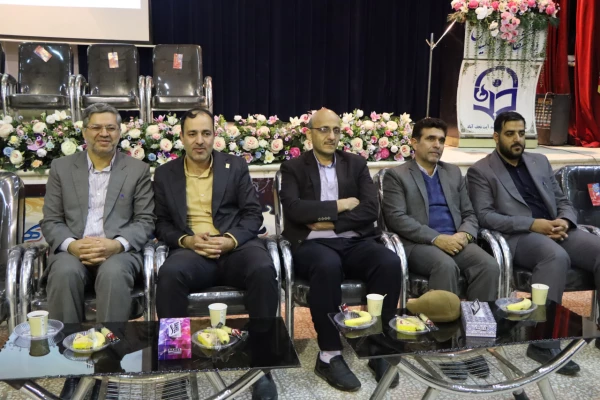 جلسه ای با حضور کلیه اساتید محترم مرکز به منظور تبادل نظر و هم فکری درباره مسائل آموزشی و پژوهشی برگزار شد. 2