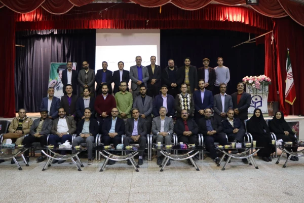 جلسه ای با حضور کلیه اساتید محترم مرکز به منظور تبادل نظر و هم فکری درباره مسائل آموزشی و پژوهشی برگزار شد. 3